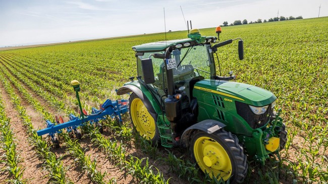 Tractor Integrated Active Implement Guidance AMS 00